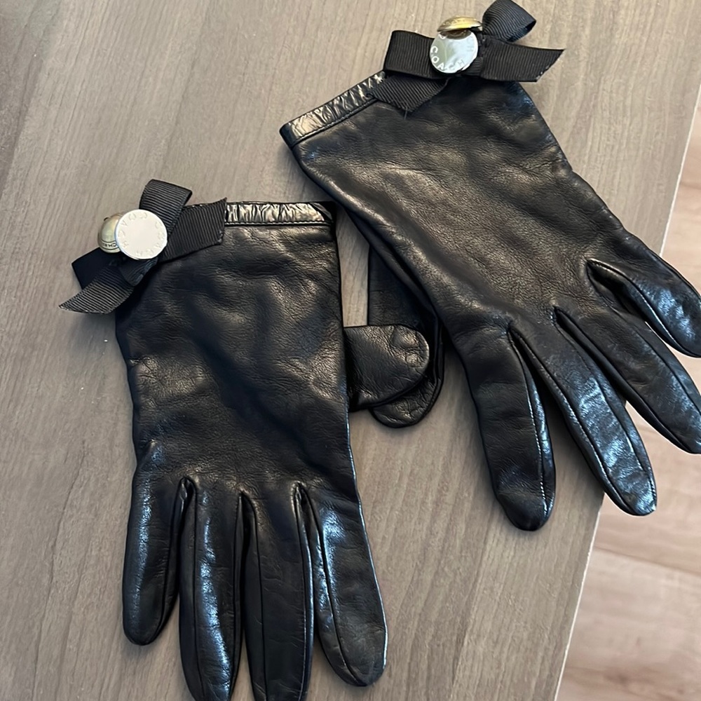 The outside is 100% leather and the inside is 100% silk.